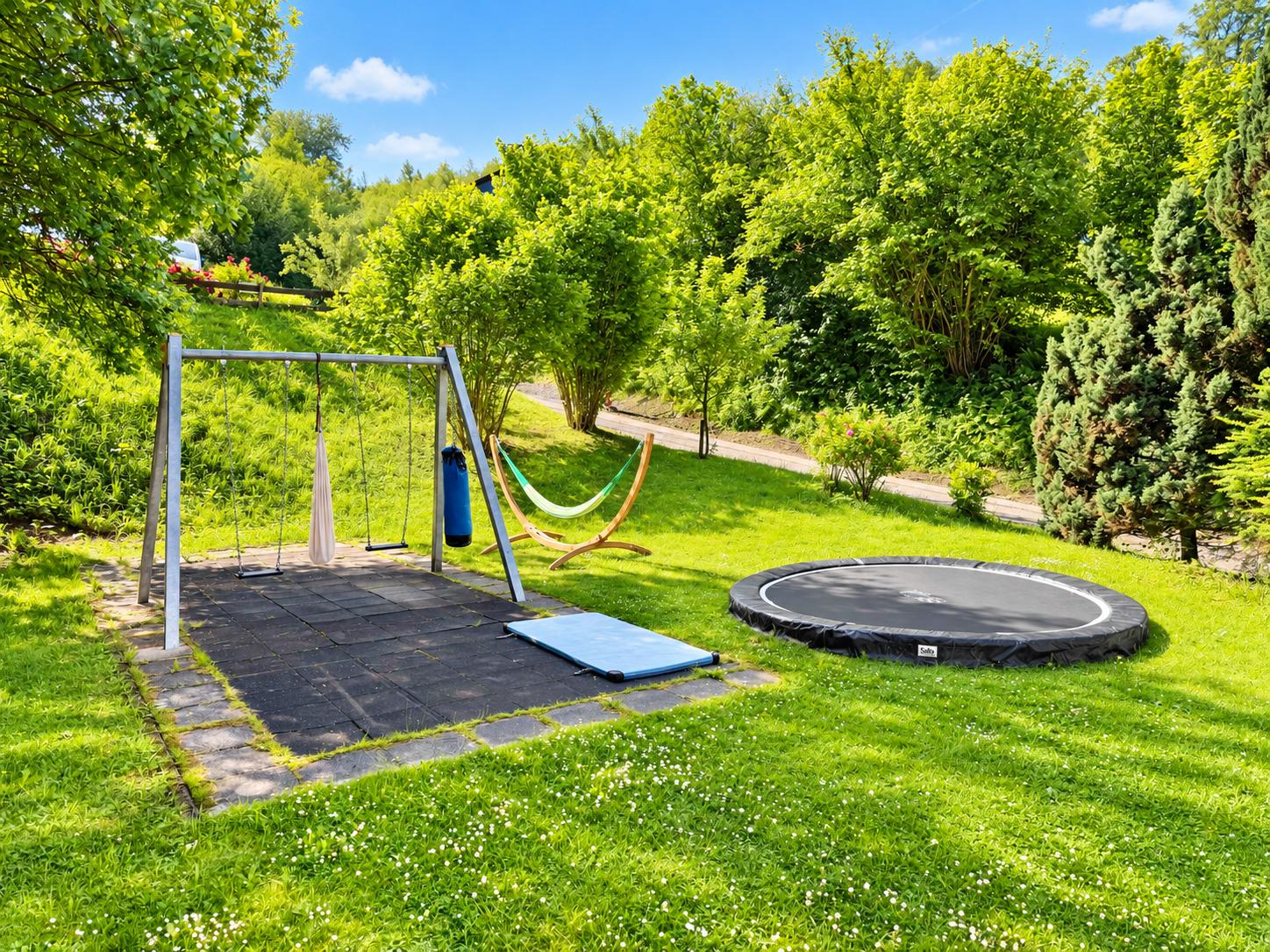 Garten mit Schaukel und Trampolin